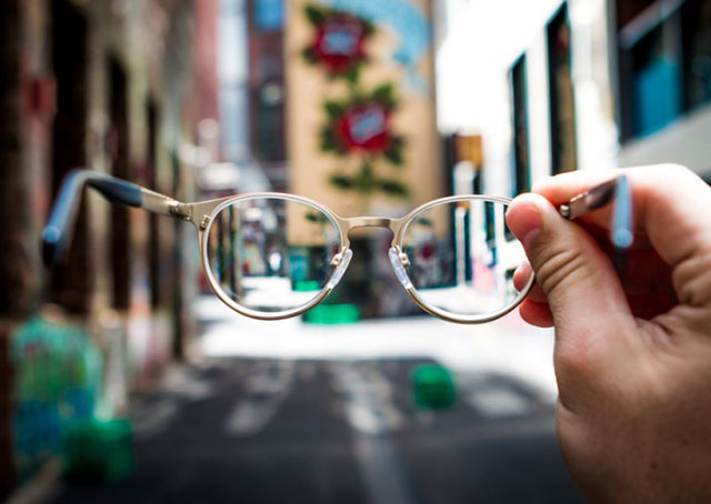 What kind of lenses should children's glasses choose?